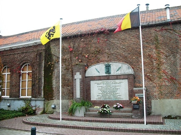 069-Monument gesneuvelden 1914-18 aan meisjesschool