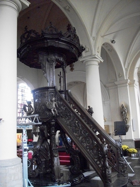 060-Rococo preekstoel-18de e.met medaillons en beelden