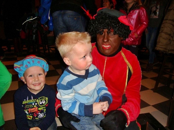 In de Kruisweg bij intocht Sinterklaas in Marum