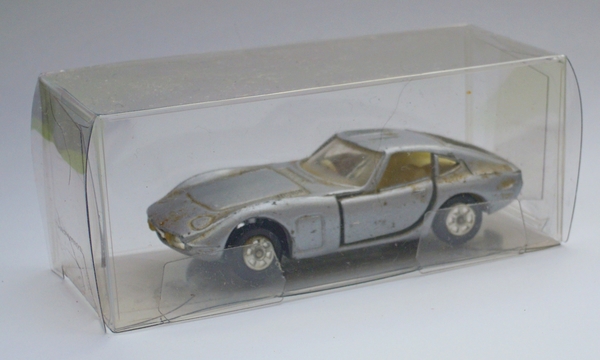 DSCN7553_Tomica_005-1_Toyota-2000GT_silver-grey_Japan_1974-base=d