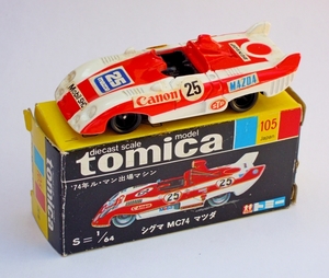 DSCN7736_Tomica_105-1_Mazda-Sigma-MC74_rood-wit_vierkante-25_Japa