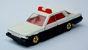 DSCN7853_Tomica_013-5_QQQ_Nissan-Cedric-4door-HT_Patrol_white-bla