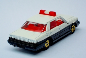 DSCN7855_Tomica_013-5_QQQ_Nissan-Cedric-4door-HT_Patrol_white-bla