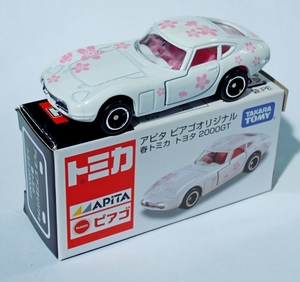 DSCN7874_Tomica_Apita_005-1_Toyota-2000GT_Spring-2013_wit-pink-in