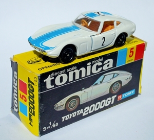 DSCN7881_Tomica_005-1_Toyota-2000GT_wit-blauw-2_beige-int_15_Japa