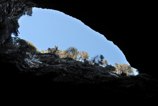 Onderweg naar Lavezzi; grot met Corsica zicht