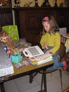 16) Jana met haar stickerboek