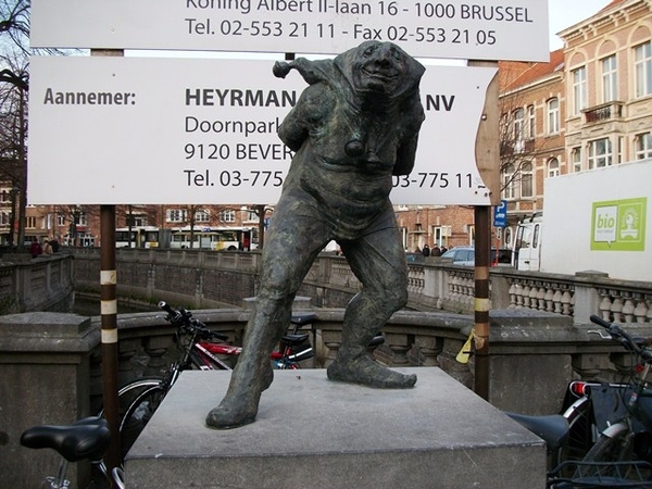 121-Paepe Thoon is een gebochelde narrenfiguur uit de 15de e.