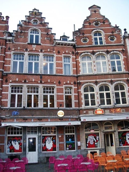 136-Langste toog  met 50 tal cafe's en brasseries