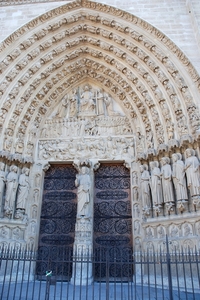 044Parijs dec 2011 - busrit en Notre Dame