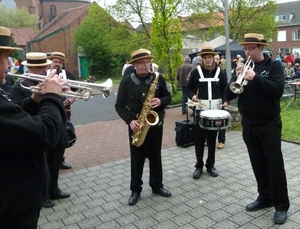 Fanfare speelt voor de biertent ....