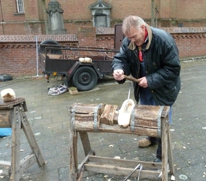 Artisanale houten schoenbewerker
