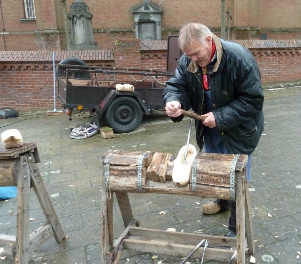 Artisanale houten schoenbewerker