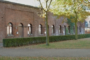 Zijkant kazerne kazematten