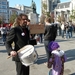 Vader en zoontje protest