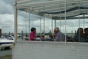 Visrestaurant met zicht op Jachthaven