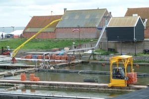 Oesters worden aan land gebracht