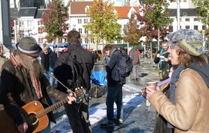 Zingende protesters