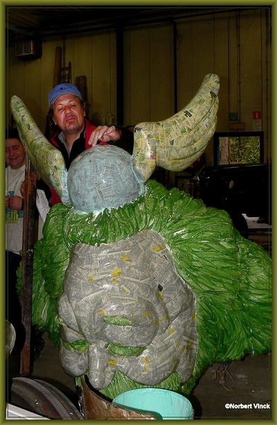 sized_sized_P2190325a karnaval 2012 voorbereidingen