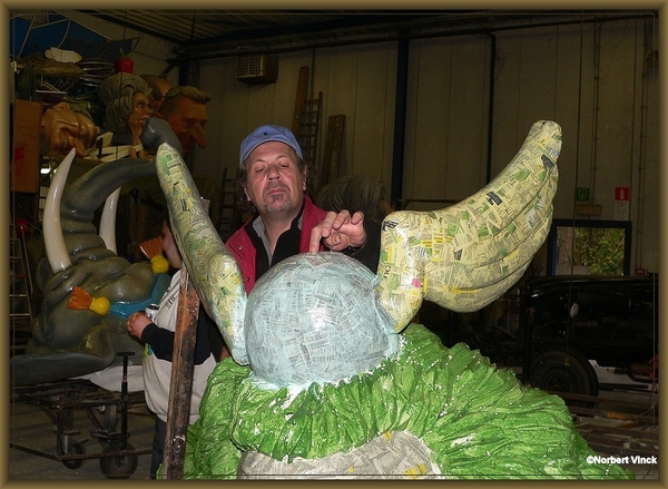 sized_sized_P2190326a karnaval 2012 voorbereidingen