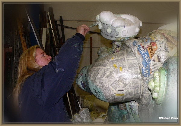 sized_sized_P2190327a karnaval 2012 voorbereidingen