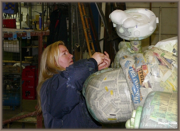 sized_sized_P2190329a karnaval 2012 voorbereidingen