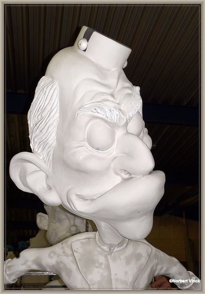 sized_sized_P2190332a karnaval 2012 voorbereidingen