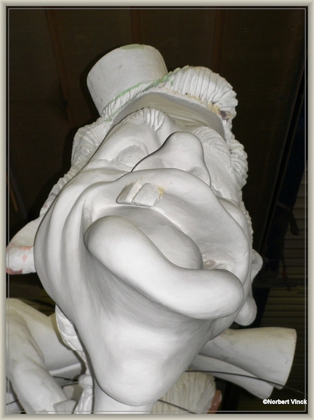 sized_sized_P2190333a karnaval 2012 voorbereidingen