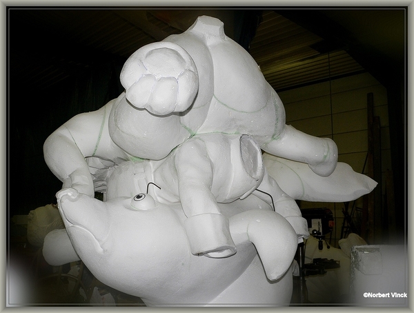 sized_sized_P2190335a karnaval 2012 voorbereidingen