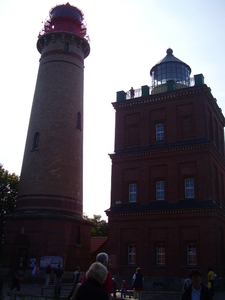 Links de nieuwe, rechts de oude vuurtoren op het uiterste puntje 