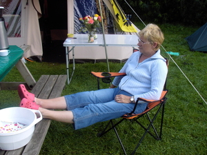 Jose na de knieoperatie aan de tent