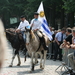 Ruiters te paard met vlag