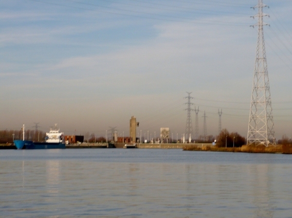 AAN DE SLUIS VAN HET KANAAL TE WINTAM