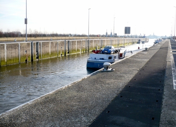 VERTREKKENSKLAAR IN DE SLUIS