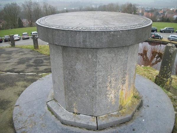 074-De Orientatietafel situeert de omliggende dorpen