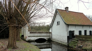 rechtse kant walling Drongengoed hoeve