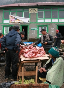 Lukla : markt , beetje vlees ?  Toch koud genoeg