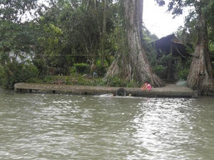 spelende kinderen aan de rivier