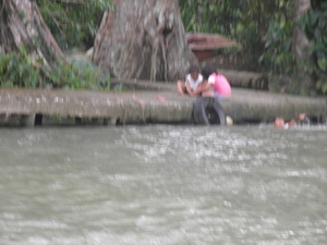 spelende kinderen aan de rivier