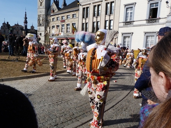 012-Bezemdans op de Grote Markt