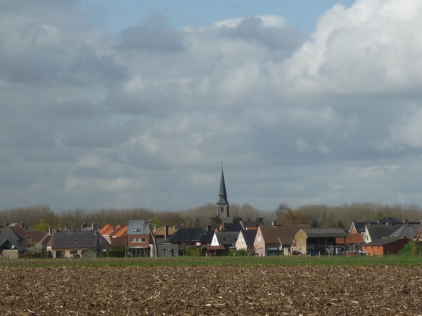 120415 WAARDAMME.DE KERK UIT DE VERTE