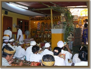 Ceremonie, tandvijlen en haarsnijden