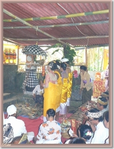 Ceremonie, tandvijlen en haarsnijden