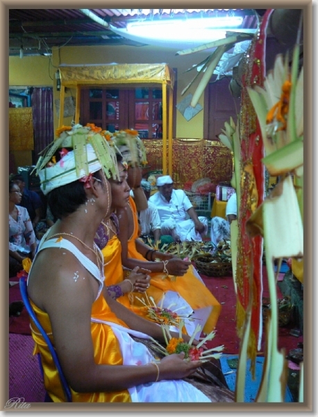 Ceremonie, tandvijlen en haarsnijden