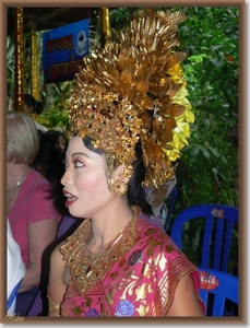 Ceremonie, tandvijlen en haarsnijden