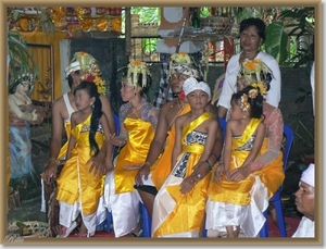 Ceremonie, tandvijlen en haarsnijden