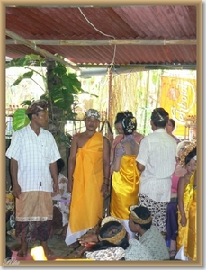 Ceremonie, tandvijlen en haarsnijden