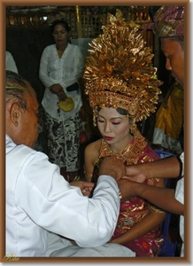 Ceremonie, tandvijlen en haarsnijden