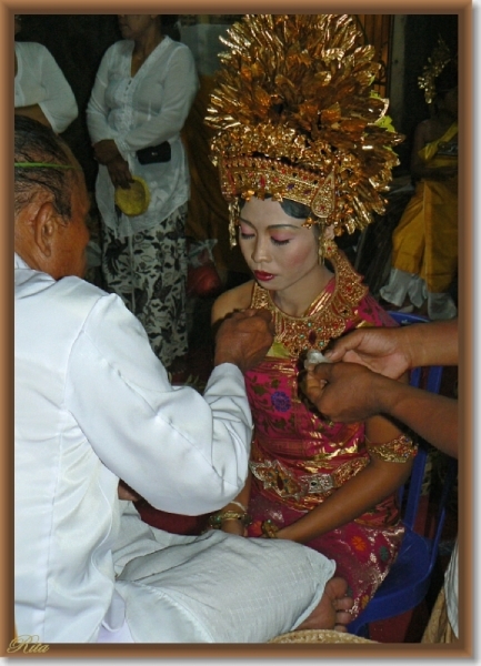 Ceremonie, tandvijlen en haarsnijden