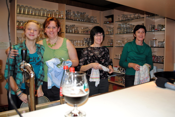 Dank zij deze dames hadden de kwissers geen dorst